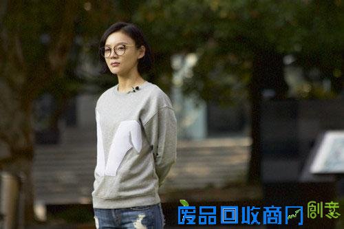 袁姗姗清晨素颜出街 戴圆形镜框可爱呆萌(图)