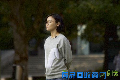 袁姗姗清晨素颜出街 戴圆形镜框可爱呆萌(图)