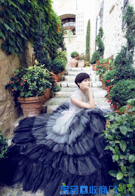 李宇春婚纱照曝光 帅气中性变身温文尔雅少女(图)