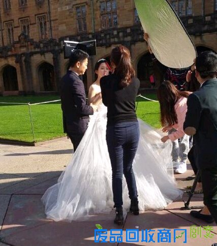 刘强东奶茶妹妹婚纱照：画面太美不敢看