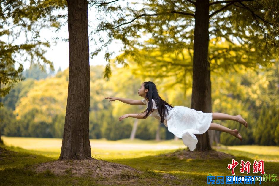 钢管舞美女拍摄“悬浮写真”挑战视觉