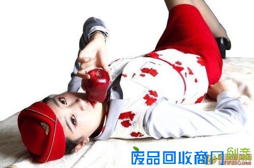 空姐开网店卖“亲吻过的苹果” 摆出性感动作红唇打造诱惑