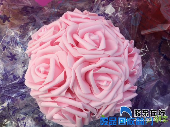 有创意!玫瑰“长”在苹果上 单个售价35元(图)