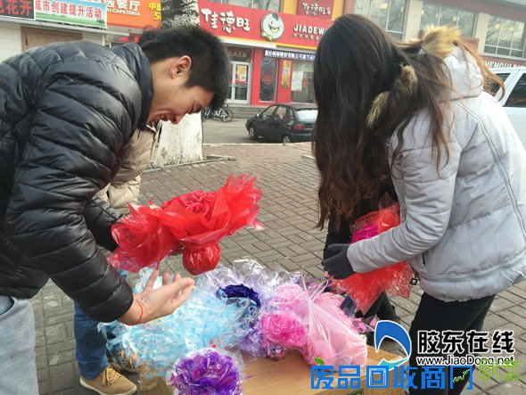 有创意!玫瑰“长”在苹果上 单个售价35元(图)