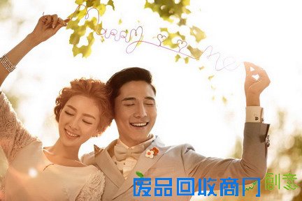 从婚纱照欣赏亲吻的姿势定格新人幸福瞬间