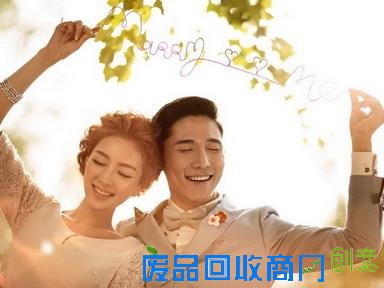 从婚纱照欣赏亲吻的姿势定格新人幸福瞬间