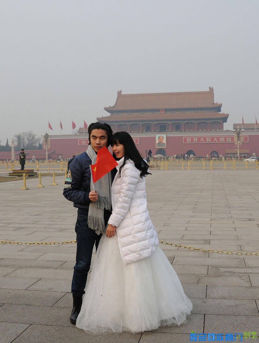 女子雾霾天在天安门广场拍婚纱照