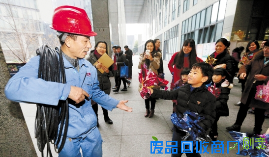 孩子送礼物给最可爱的人 装灯师傅心都化了