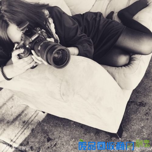 组图：徐静蕾举相机变摄影师 穿黑丝双腿交叉