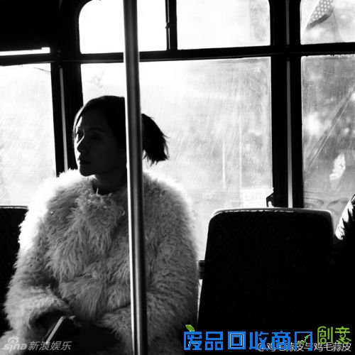 组图：徐静蕾举相机变摄影师 穿黑丝双腿交叉