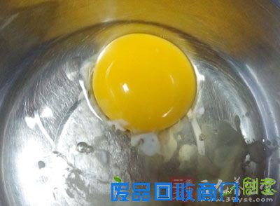 蛋白2个，糖粉3/4杯，盐1/4小匙，椰子粉3杯