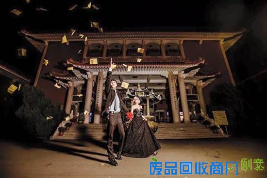 新人在公墓拍另类婚纱照 4个月后离婚(组图)-人间百态-社会频道-中工网