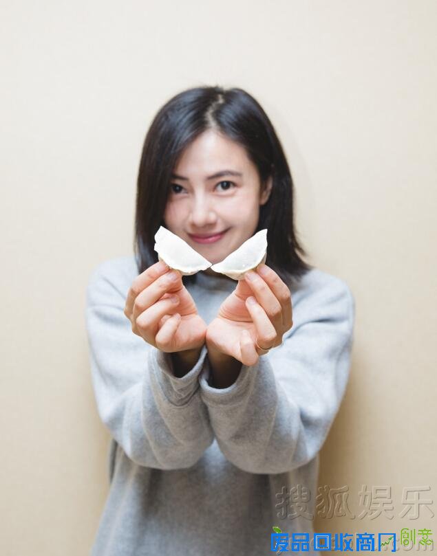 组图：高圆圆举饺子拍照 眯眼卖萌活泼可爱