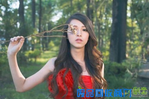 白皙模特半裸婚纱照美到窒息 其竟是男儿身