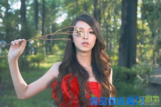 白皙模特半裸婚纱照美到窒息,但真相让人大跌眼镜