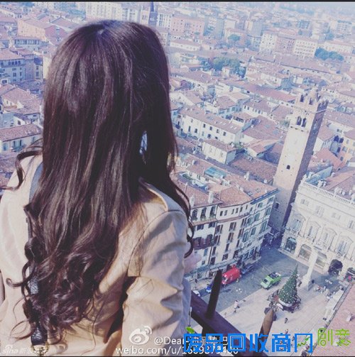 迪丽热巴国外街头拍照 长发披肩头倚城墙美如画