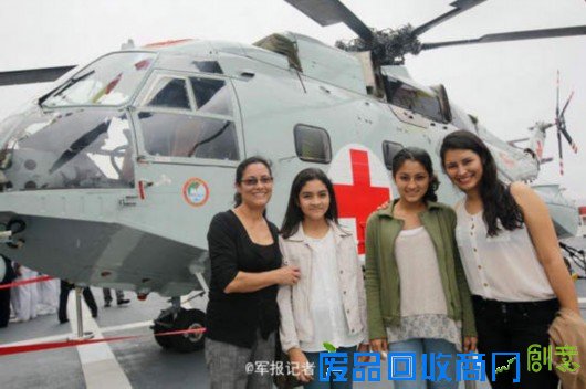 海军特种船抵南美 当地美女兴奋登舰拍照