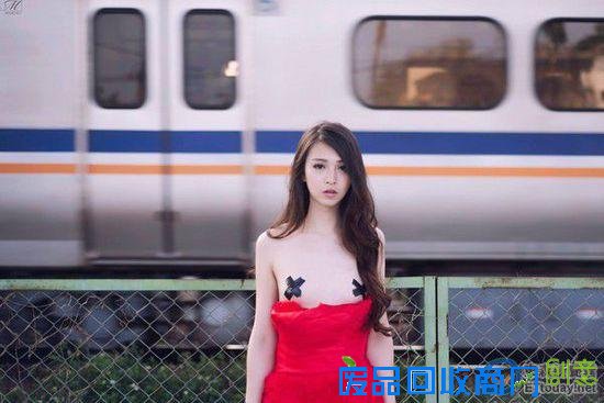 模特拍半裸婚纱照美到窒息 但事实却不是你想的那样/伪娘美