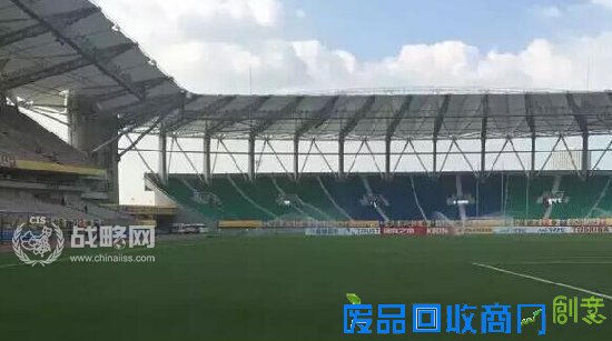 日本记者占座推搡女新闻官 中国保安霸气出手