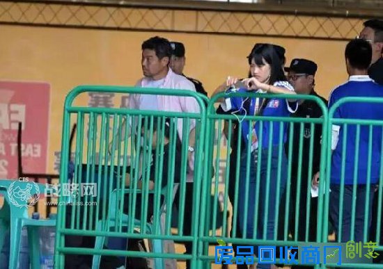 日本记者占座推搡女新闻官 中国保安霸气出手