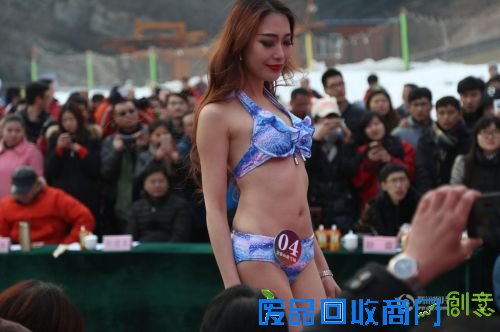 女大学生零下3℃泳装走秀 争万元奖金