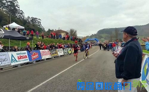 自行车手因爆胎扛车冲刺 对手跟随绝不超越