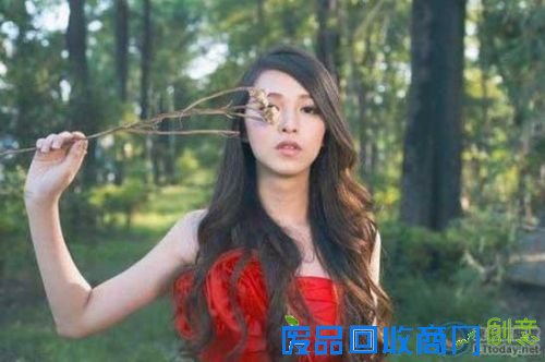 模特拍半裸婚纱照美到窒息,但事实却不是你想的那样 白皙模特是男儿身