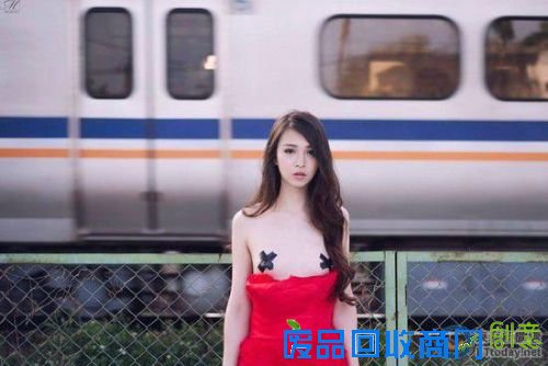 模特拍半裸婚纱照美到窒息,但事实却不是你想的那样 男子长得竟如此漂亮