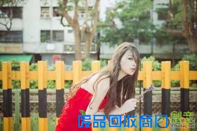 傻傻分不清楚:模特半裸婚纱照美到窒息 但真相让人大跌眼镜