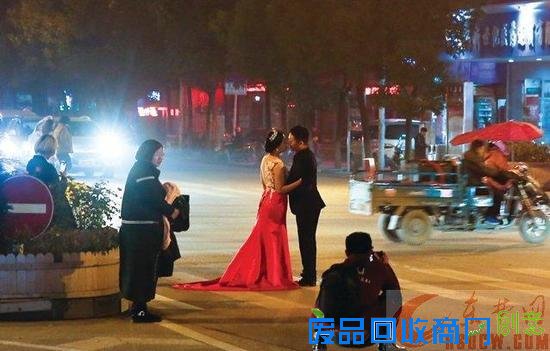 黄石一对新人斑马线上拍婚纱照 车来车往让人心惊