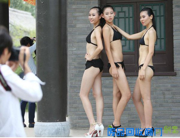 这胸罩太抢眼原来用了周星驰的创意