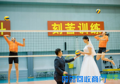 沈静思排球场拍婚纱照 比分牌抢眼朱婷颜妮出镜