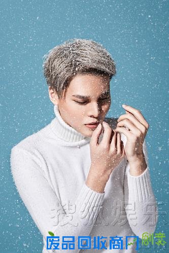 麦麦发布最新圣诞写真 眼神清澈尽显忧郁气质