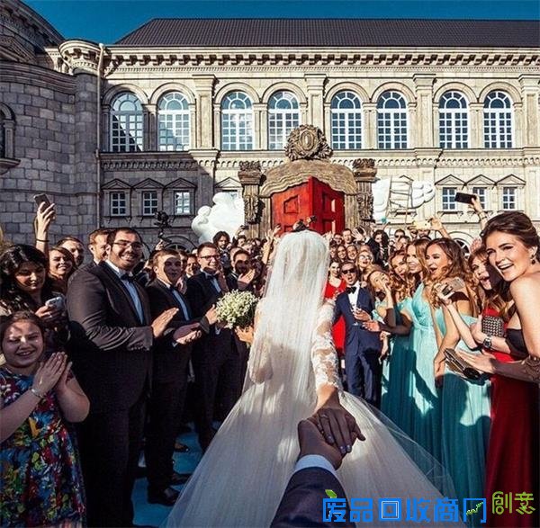 跟我走”情侣大婚 