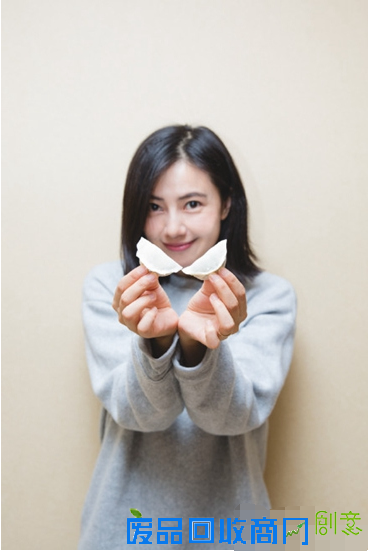 高圆圆举饺子拍照 眯眼卖萌活泼可爱(图)