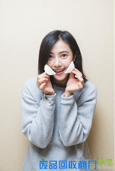 高圆圆举饺子拍照 眯眼卖萌活泼可爱(图)