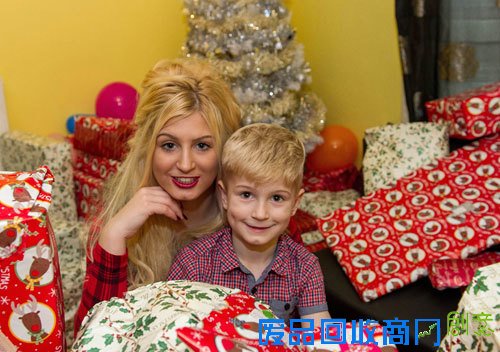 为给儿子买圣诞礼物 辣妈拍色情片