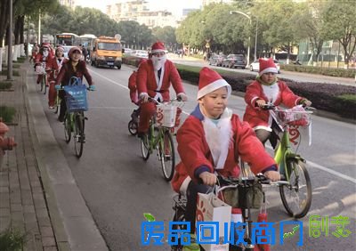 “圣诞老人的坐骑不是驯鹿，居然是自行车！”日前，苏州工业园区湖东邻里中心格外热闹，园区东湖大郡社区BBS工作坊的都市白领们换上圣诞老人装，载着满满的红色圣诞礼包，骑着自己制作的竹子自行车，向路过的环卫工人和小朋友们派发圣诞礼物，形成了一道亮丽的风景线，吸引了众多路人的目光。陈煜