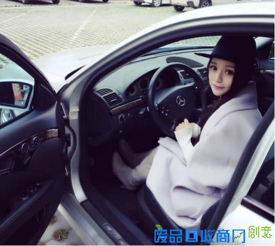 原来妹纸是通过二手车网站“人人车”认识车主,并约见面。因为该网站是没有中间商的个人二手车网站,所以妹纸才可以约到豪车车主本人。在结识车主过程,坐他的豪车拍照并发上网,希望能引起关注。