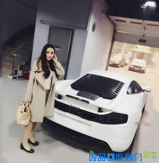 很快就有网友扒出真相:她所晒的十余辆豪车都不在其名下。