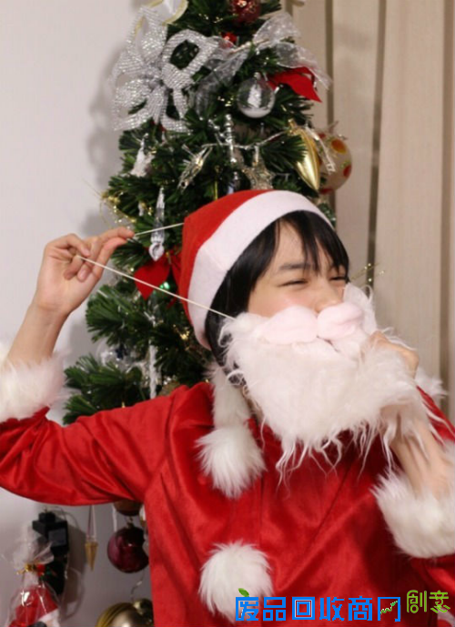 日本女星能年玲奈扮圣诞老人俏皮可爱