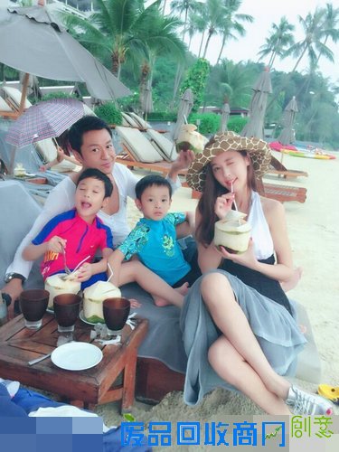 马景涛一家海边游玩 妻子美艳孩子可爱(图)