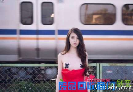 模特拍半裸婚纱照美到窒息,但事实却不是你想的那样美女竟是男儿身