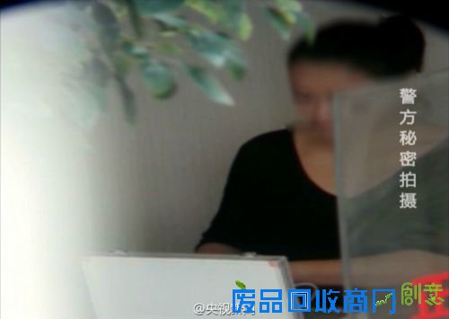 美容店给女孩脸上抹辣椒油