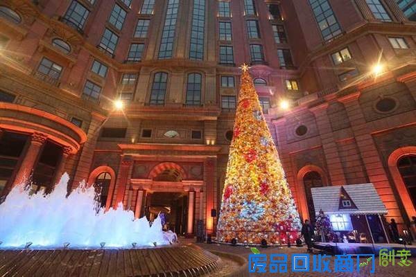 高达21公尺的耶诞树，让台北充满耶诞氛围。图片来源：台湾“中时电子报”