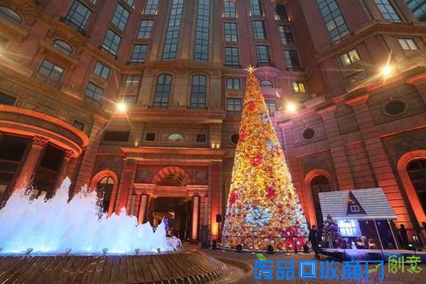 高达21公尺的耶诞树，让台北充满耶诞氛围。图片来源：台湾“中时电子报”