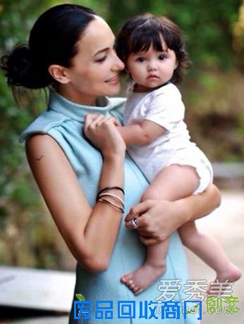 吴彦祖女儿近照曝光 五官精致可爱