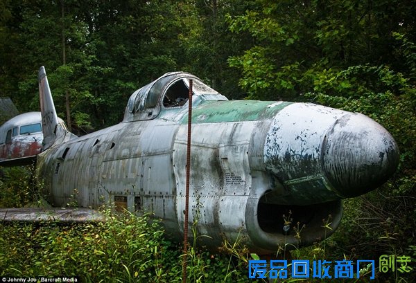 组图：美摄影师旅途偶遇二战老飞机“墓地”