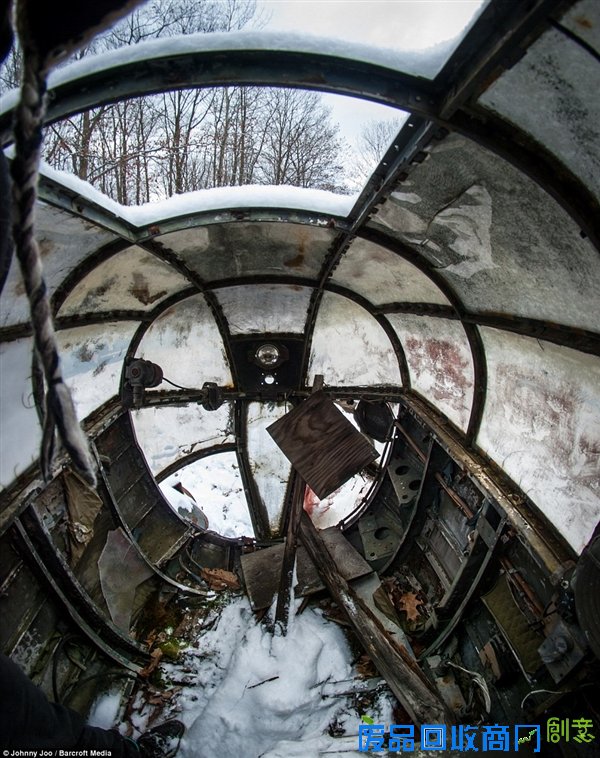 组图：美摄影师旅途偶遇二战老飞机“墓地”