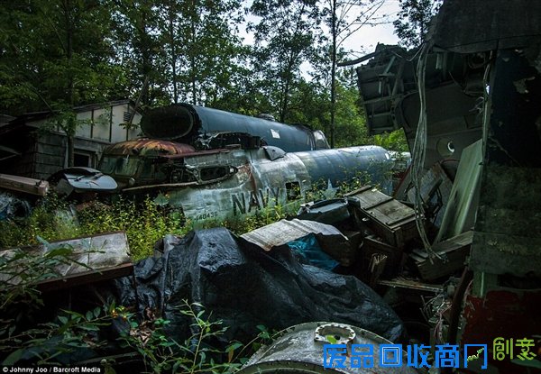 组图：美摄影师旅途偶遇二战老飞机“墓地”